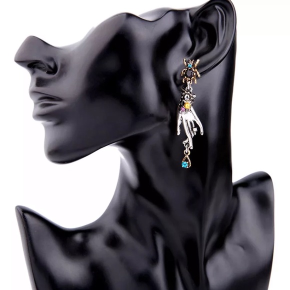 NWOT 🕷 stunning earrings - Picture 8 of 8